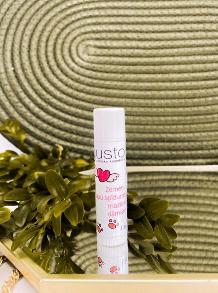 Zemeņu lūpu spīdums mazām dāmām