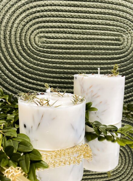 Sojas vaska svece ar kadiķa zariņiem un ogām