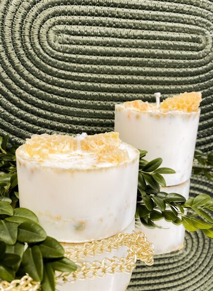 Sojas vaska svece ar bišu vaska šūnām un liepziedu aromātu 