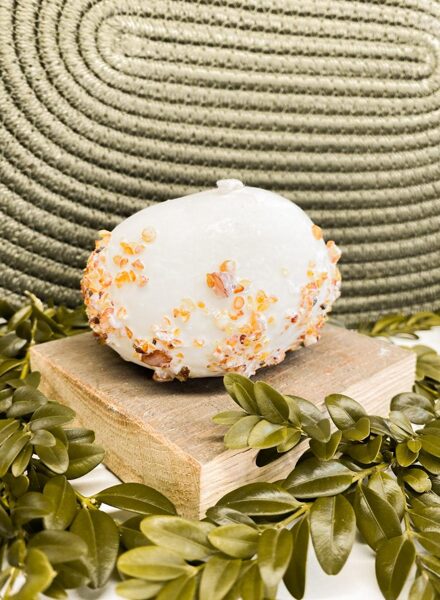 Akmens svece ar dzintaru mazā